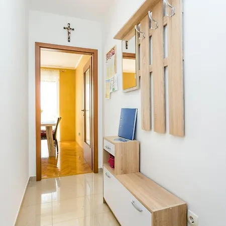 With A Parking Space Kastel Gomilica, - 21630 شقة *