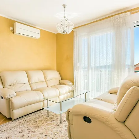 With A Parking Space Kastel Gomilica, - 21630 شقة *